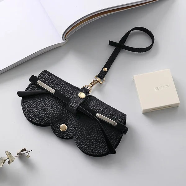 Étui souple en cuir pour lunettes de soleil, protection élégante et rangement pratique.