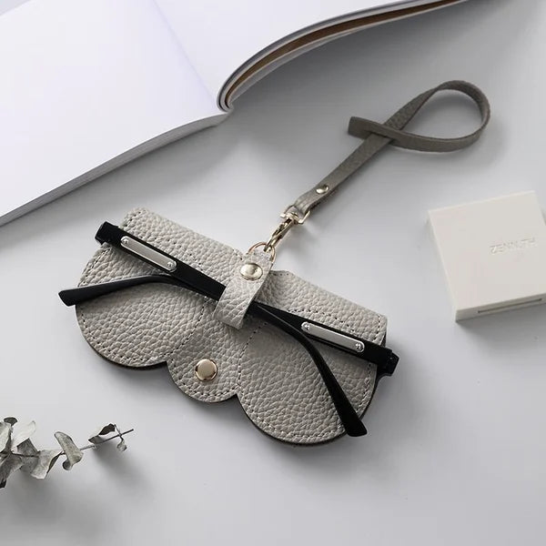 Rangement sécurisé en cuir souple pour lunettes de soleil, un cadeau utile et stylé.