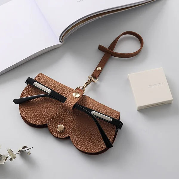 Étui de voyage compact en cuir souple pour lunettes, protège vos solaires avec style.