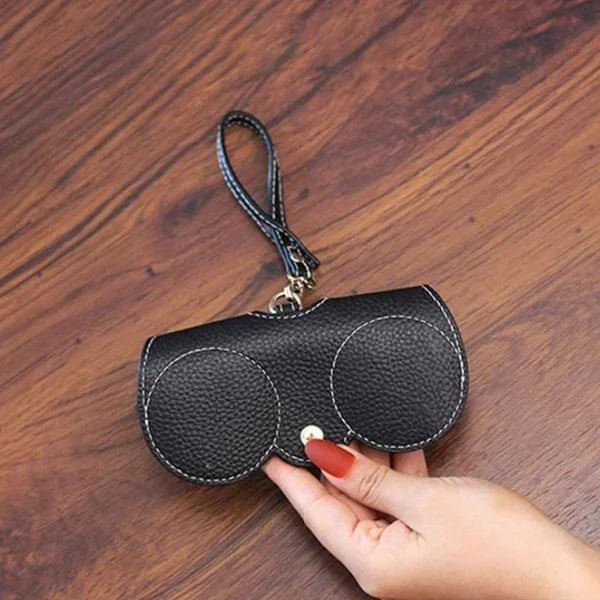 Élégant étui en cuir souple pour lunettes de soleil, combine protection et sophistication.