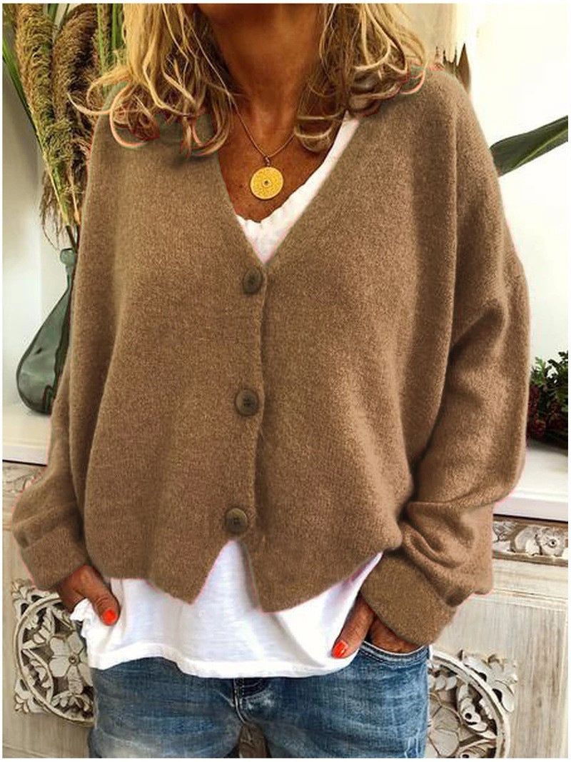 Cardigan femme élégant en maille douce, parfait pour superposition chic et confort en automne-hiver.