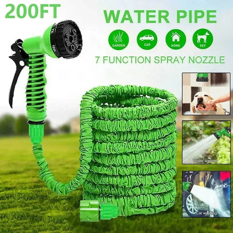 Tuyau d'arrosage flexible et extensible déployé dans un jardin, avec pistolet multi-fonctions.