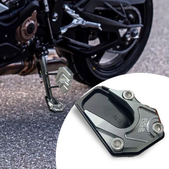 Accessoire moto: extension de béquille latérale alu pour une meilleure sécurité et stabilité de stationnement.