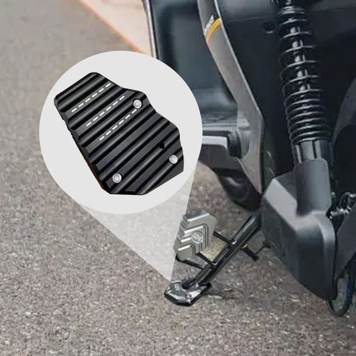Sécurisez votre moto avec cette extension de béquille, offrant une stabilité accrue et prévenant les chutes.