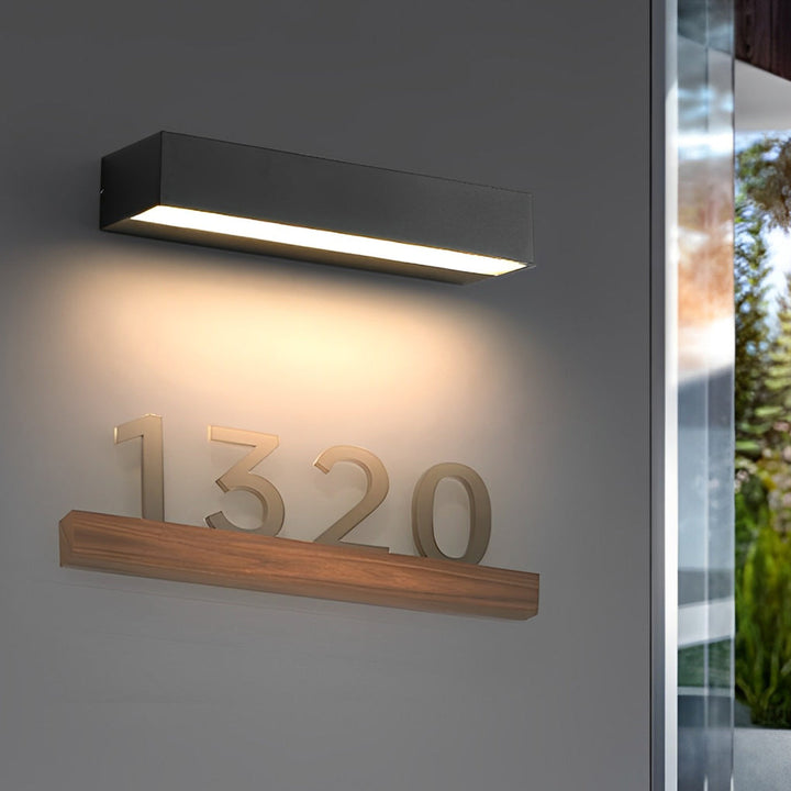 Applique murale LED extérieure élégante, diffuse une lumière douce et accueillante.