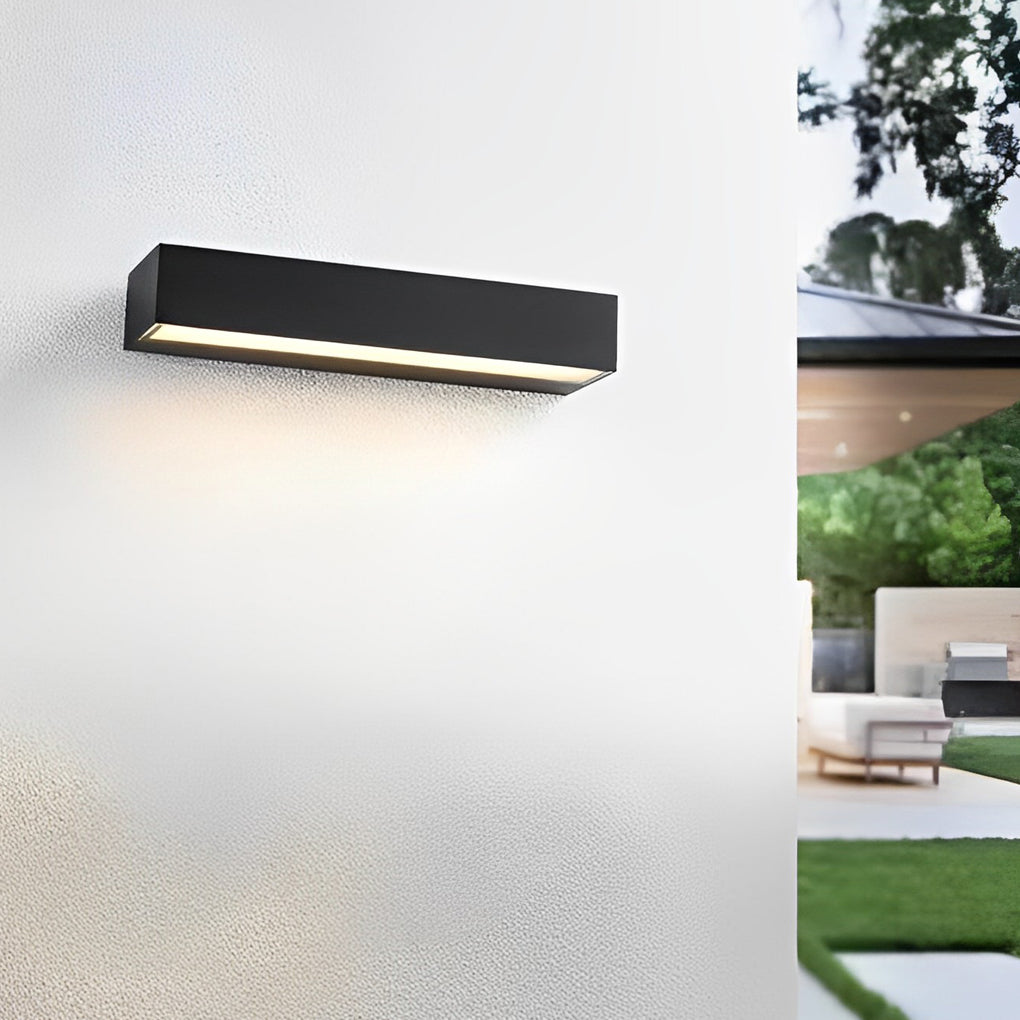 Applique murale LED étanche IP65, luminaire extérieur robuste pour toutes intempéries.