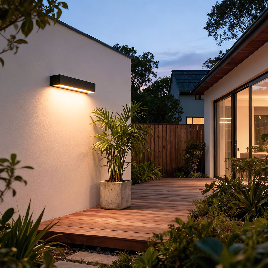 Applique murale LED extérieure moderne IP65, éclairage façade et jardin design.