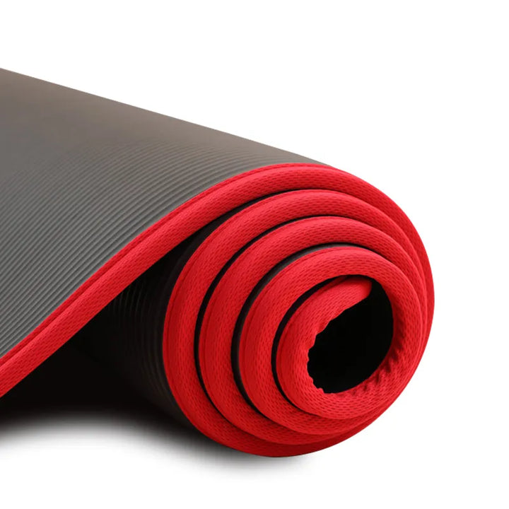 Accessoire de sport épais avec surface antidérapante. Assure confort et stabilité pour yoga, méditation ou exercices.
