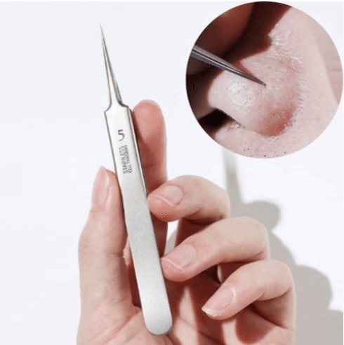 Gros plan sur une pince à épiler de précision Léna, parfaite pour le soin anti-imperfections et pores.