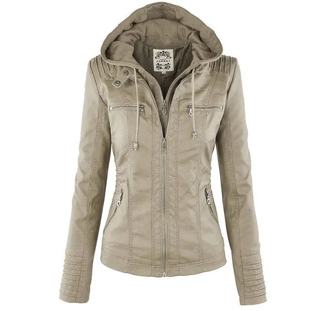 Femme portant la veste Martine élégante, style chic et moderne, confortable pour bureau ou sorties. Mode printemps.