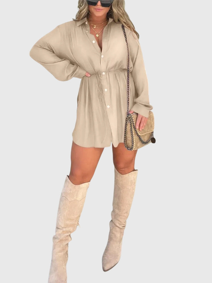 Femme marchant en combinaison-short élégante, tenue de jour ou de soirée polyvalente d'été.