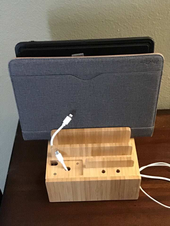 Organisateur de bureau en bambou pour smartphones, tablettes. Charge USB intégrée.
