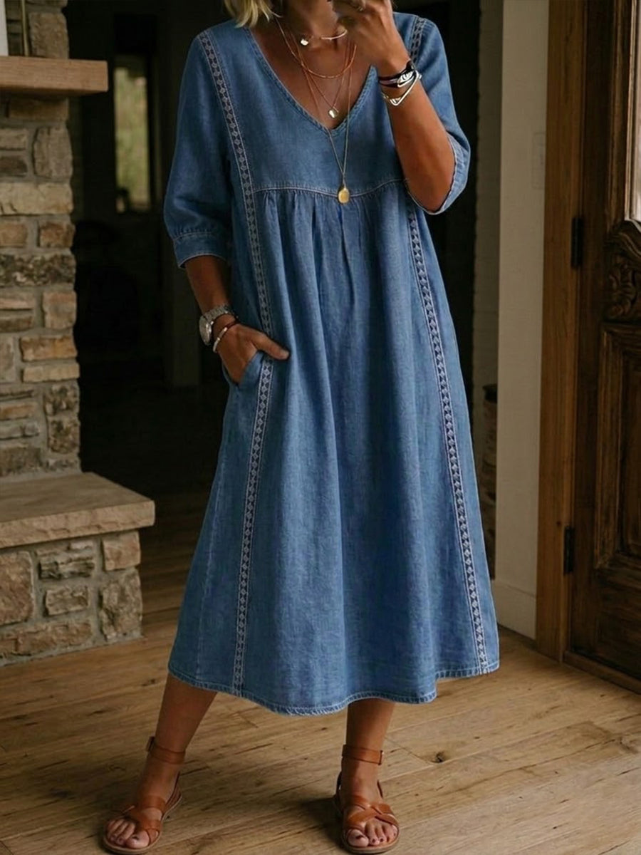 Robe femme denim fluide élégante à col V et détails dentelle, parfaite pour le printemps-été chic et confortable.