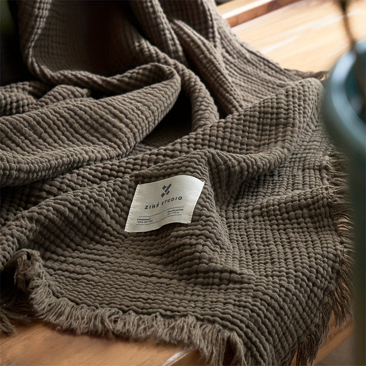 Jeté de lit naturel en gaze de coton OLIVEBREEZE, doux et respirant pour une ambiance sereine.