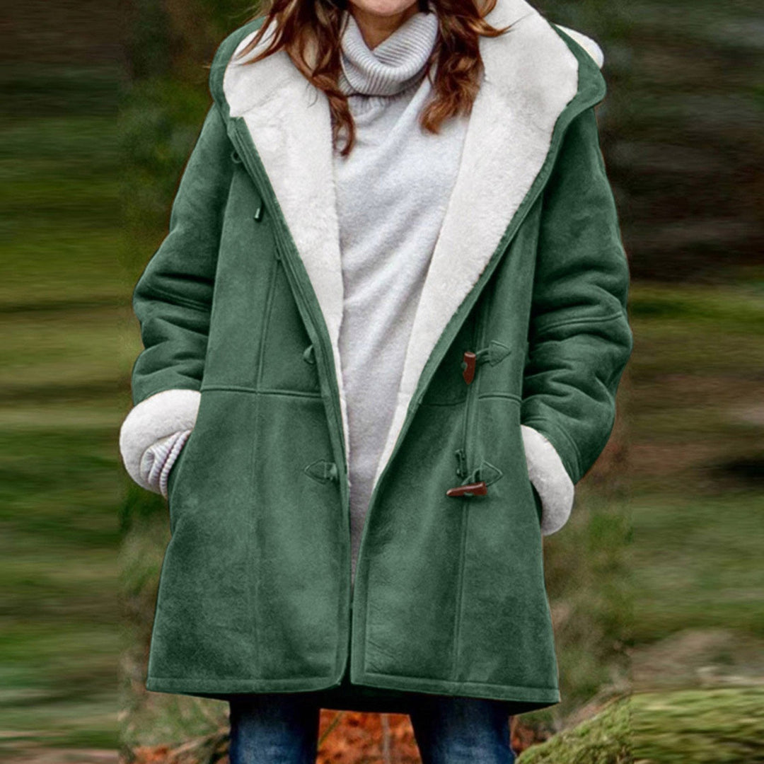 Manteau élégant femme avec capuche, idéal pour rester au chaud cet hiver.