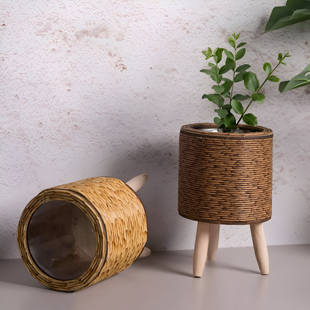 Jardinière tressée en rotin synthétique, design moderne sur pieds bois, idéale pour salon.
