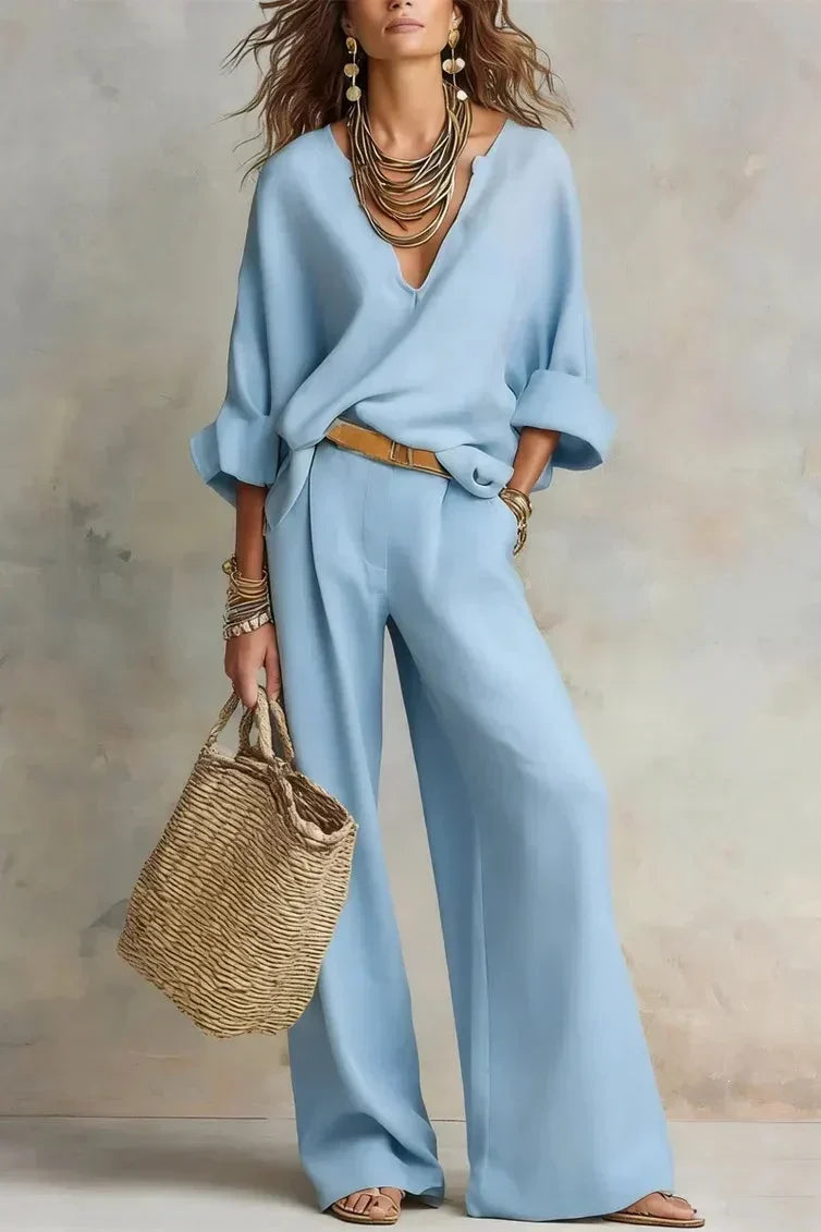 Ensemble fluide pour femme, haut col V et pantalon large. Confortable et élégant, idéal pour toute occasion.