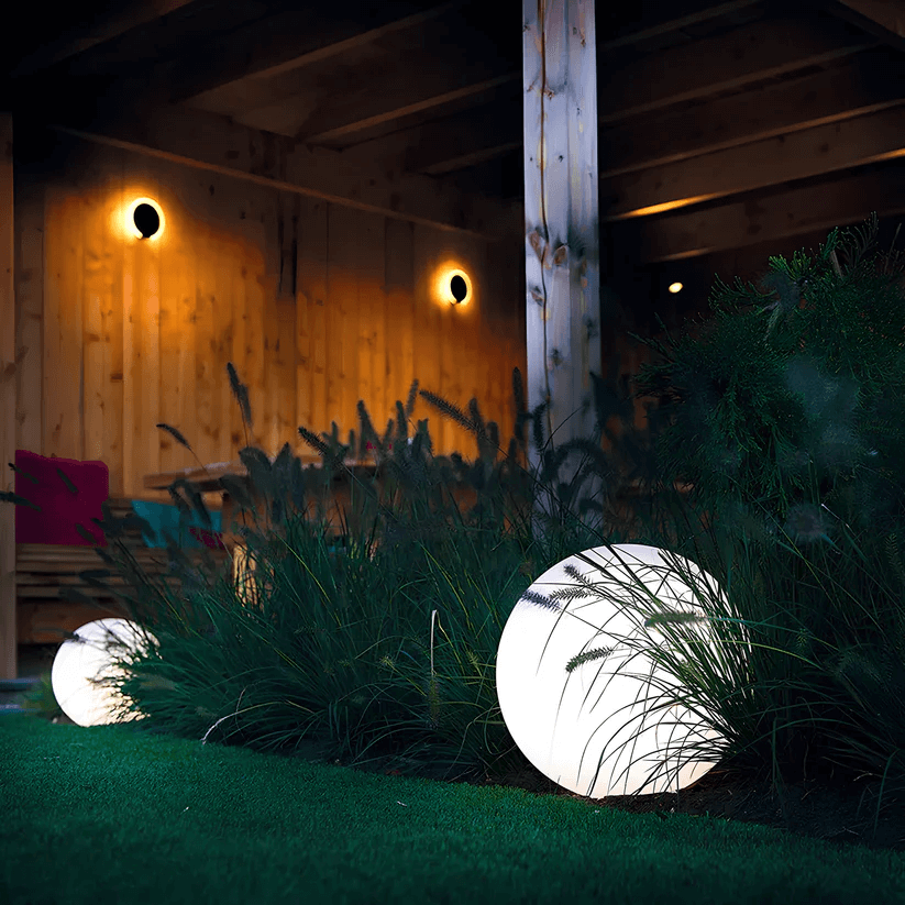 Lampe solaire LED jardin, sphère lumineuse créant une ambiance extérieure douce et accueillante.