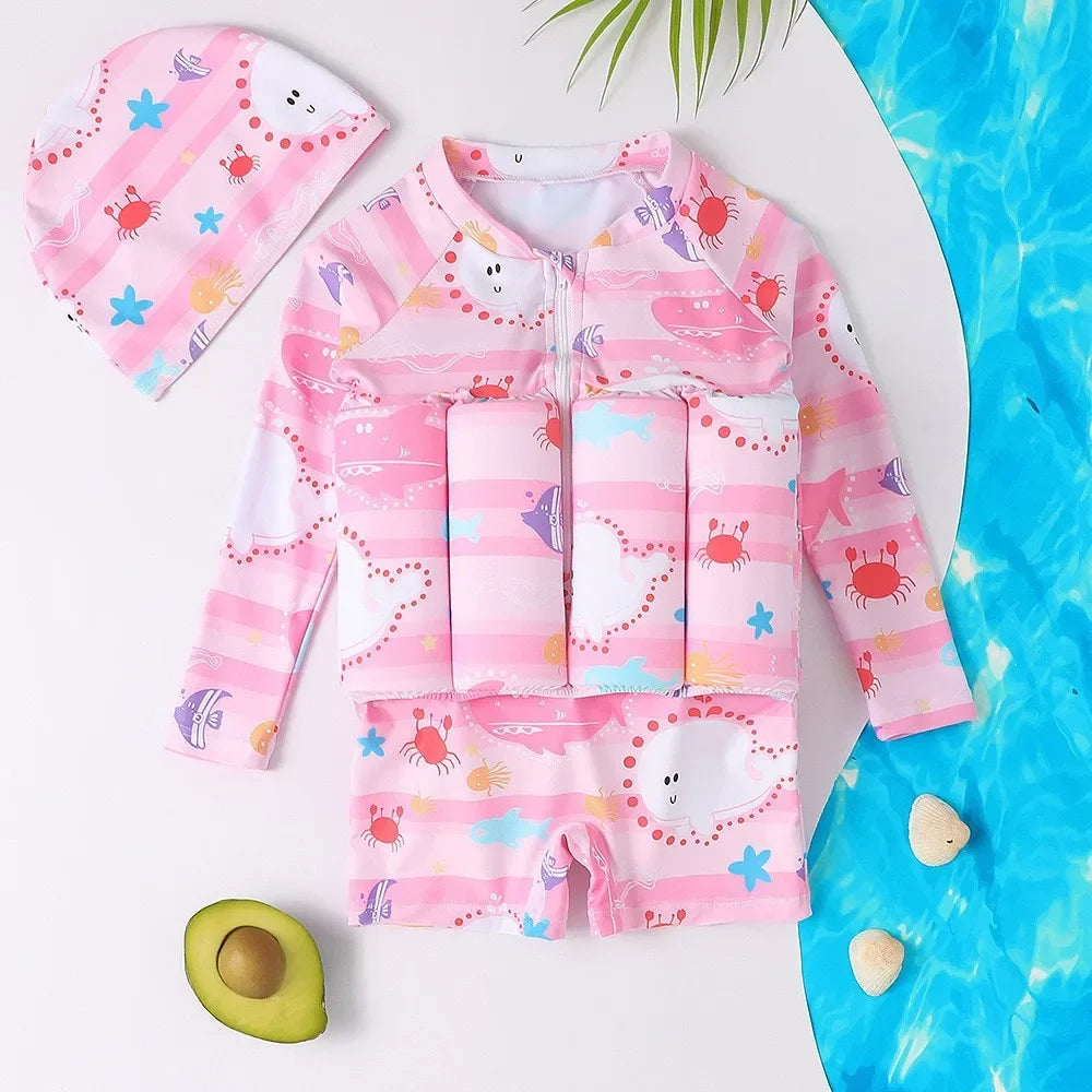 Enfant souriant portant un maillot de bain flottant unisexe, profitant de la nage en toute sécurité cet été.