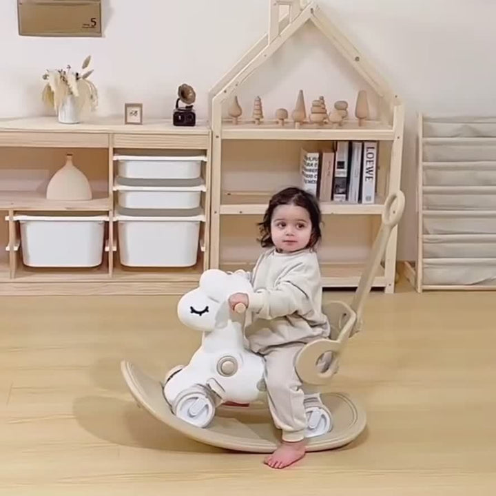 Petit enfant basculant sur le cheval à bascule 2-en-1, développe le sens de l'équilibre en s'amusant.