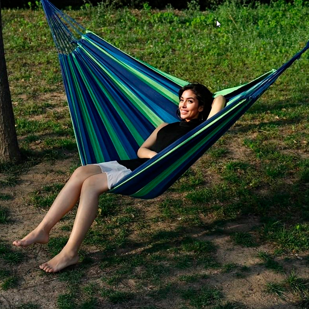 Hamac de camping portable rayé bleu pour une détente optimale en extérieur, parfait pour jardin et loisirs.