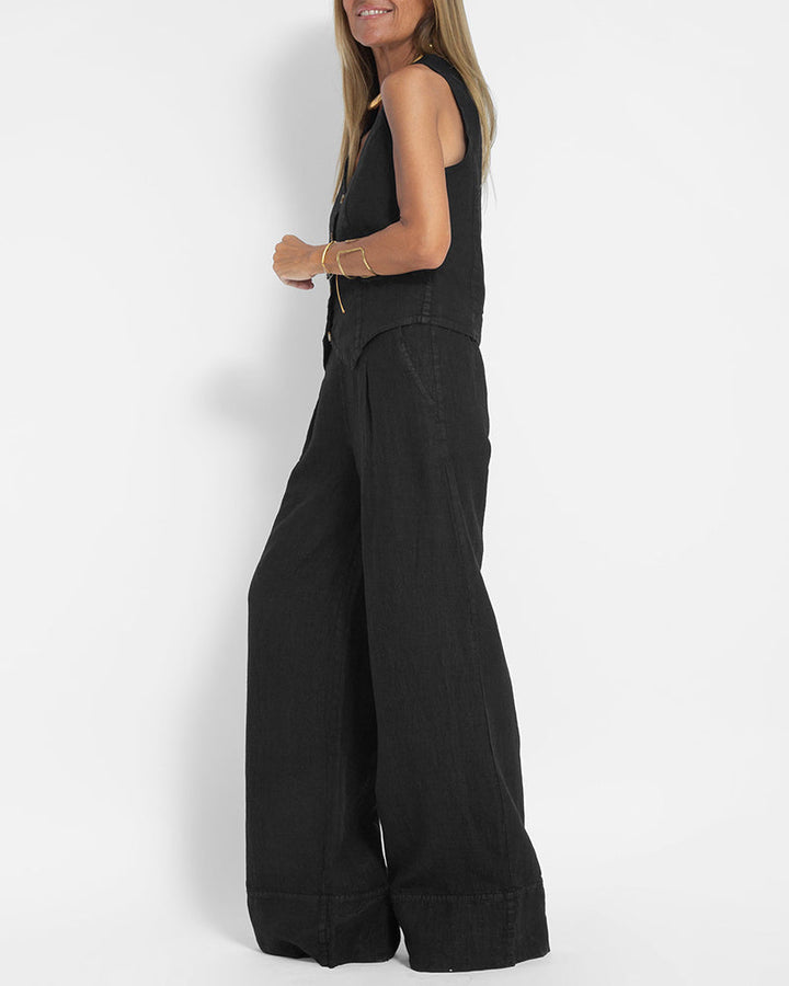 Tenue d'été élégante : ensemble en lin beige, gilet décontracté et pantalon ample.
