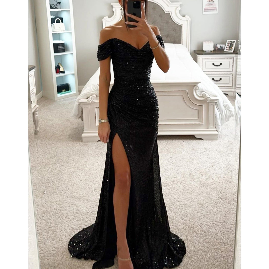 Robe longue moderne et chic pour femme. Brillante, fendue, épaules dénudées. Idéale pour soirée ou événement spécial.