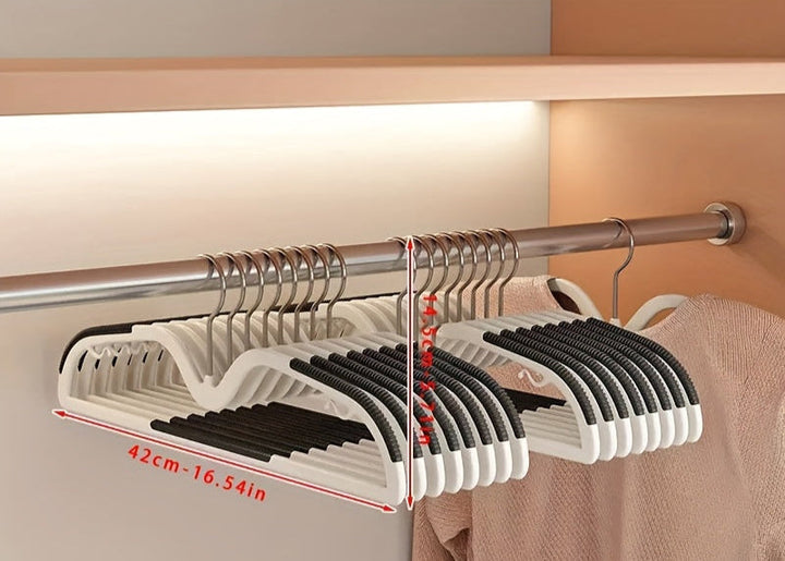 Cintre court pivotant en plastique antidérapant, gain de place idéal pour rangement et organisation d'armoire.