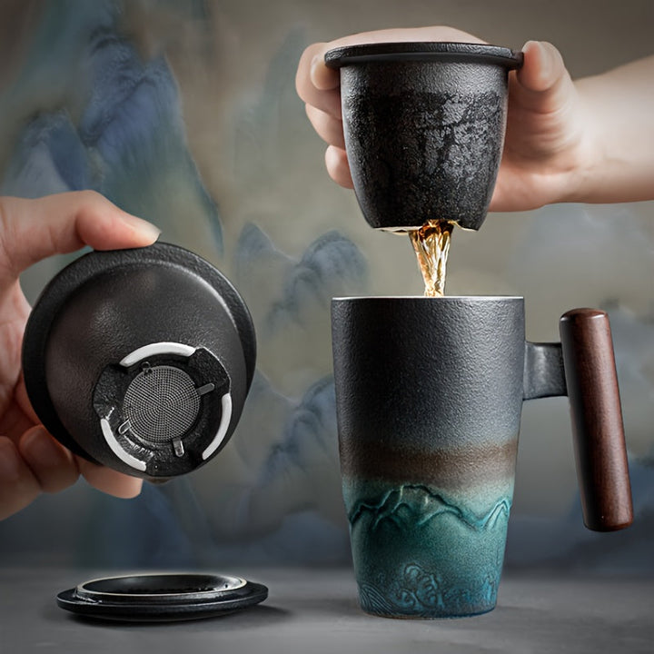 Tasse à thé en céramique artisanale avec filtre intégré, design authentique pour une dégustation confortable.