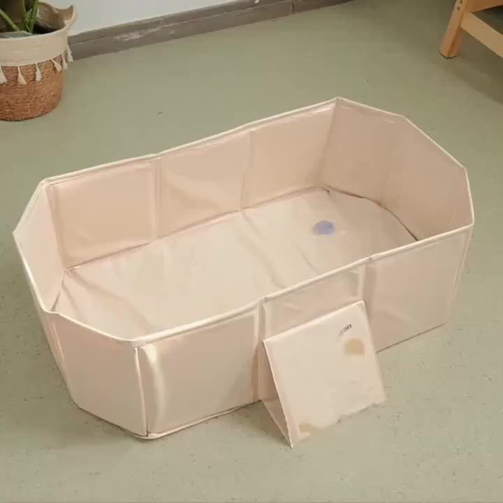 Baignoire bébé transportable blanc/vert, conçue pour un rangement facile et un confort optimal des petits.