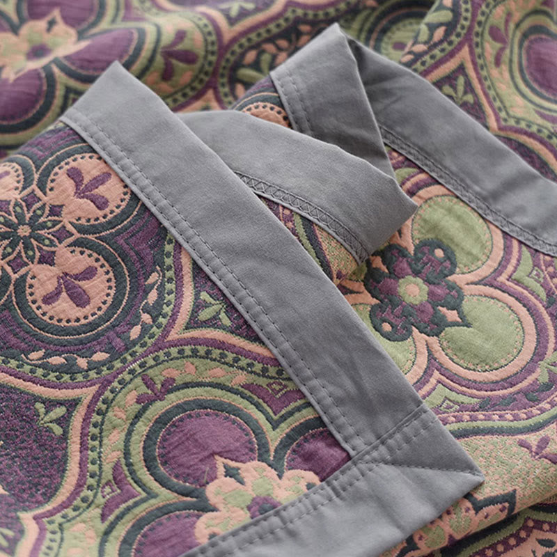 Literie complète avec couette réversible mandala et taies assorties, créant une chambre au style bohème.