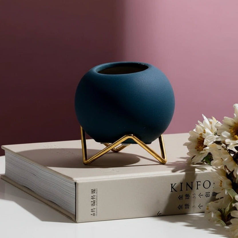 Pot de fleurs intérieur en céramique de qualité, avec support métal. Design nordique pour toute plante ou succulente.