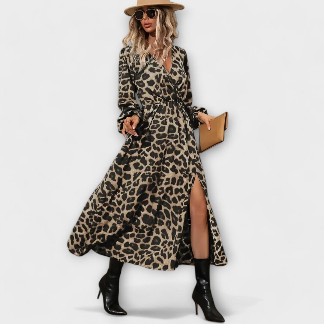 Femme portant une robe léopard élégante, fluide et confortable, idéale pour le printemps. Mode chic.