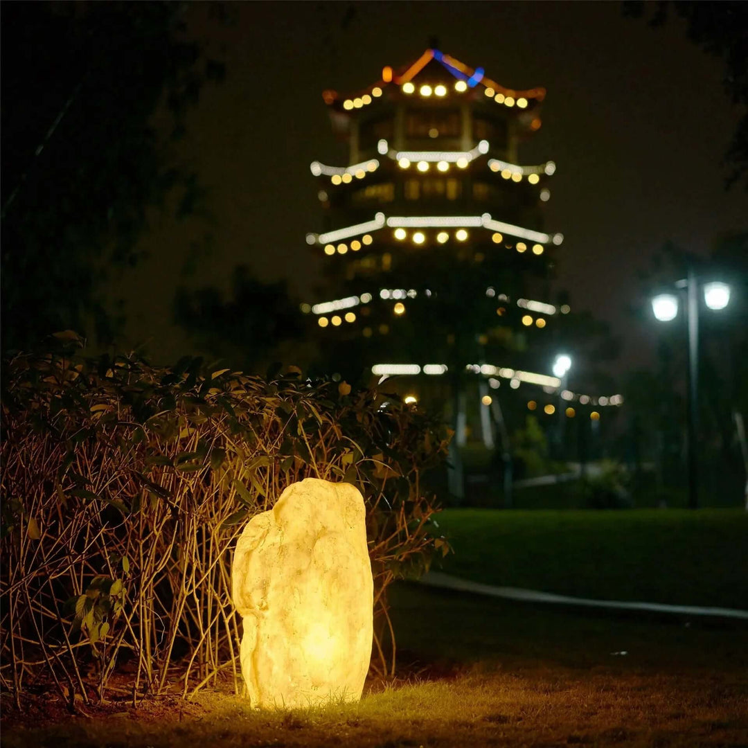 Luminaire de jardin au design pierre naturelle, étanche, idéal pour une décoration extérieure subtile et efficace.