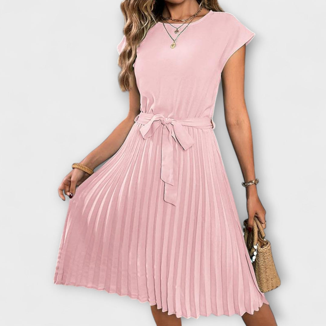 Robe midi chic pour femme, design moderne et fluide. Parfaite pour la mode estivale avec un confort optimal.
