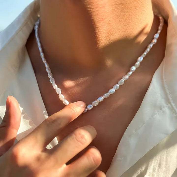 Collier pour homme élégant avec perles baroques ivoire nacré et pendentif nacre. Bijou masculin tendance.