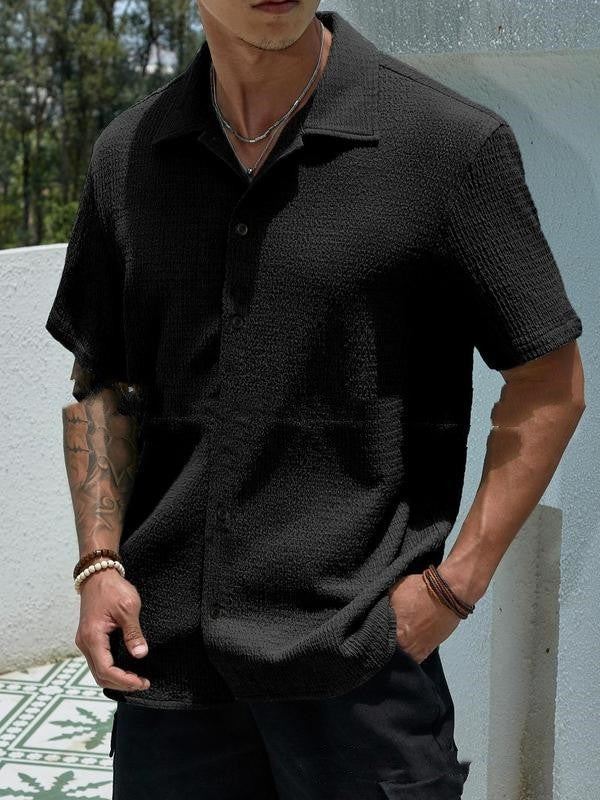 Haut homme élégant à manches courtes, style moderne et décontracté, parfait pour la mode estivale.