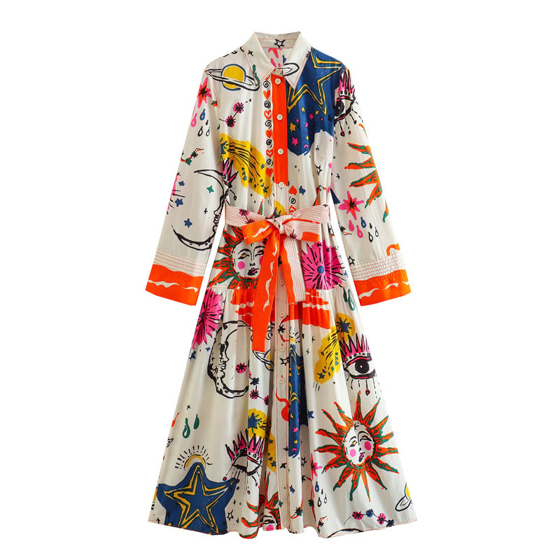 Femme en robe chemise longue imprimée, motifs bohèmes multicolores. Style chic et élégant.