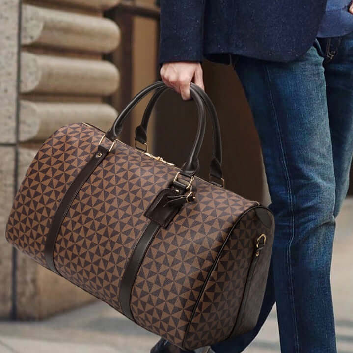 Sac week-end en cuir marron pour homme, un accessoire de voyage chic et robuste.