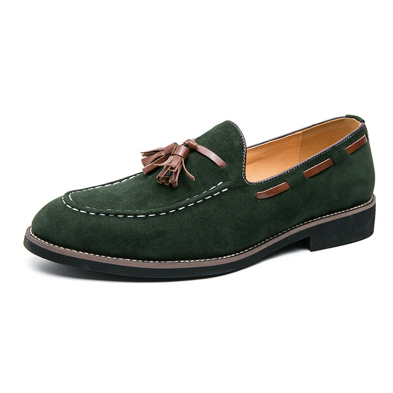 Paire de mocassins homme à glands. Style classique et polyvalent, confortables pour toutes les occasions, mode automne.