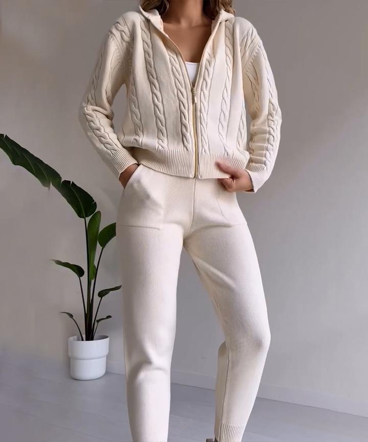 Ensemble hiver femme 2 pièces beige, élégant et confortable. Tenue mode féminine décontractée, chaude et stylée.