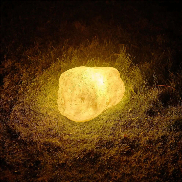 Lampe de jardin solaire en forme de pierre, étanche. Éclairage extérieur économique et écologique pour une belle ambiance.
