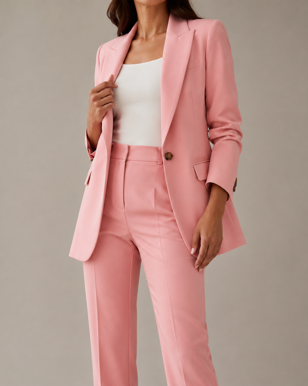 Tailleur pantalon femme : style professionnel moderne, idéal pour le bureau ou cérémonie.