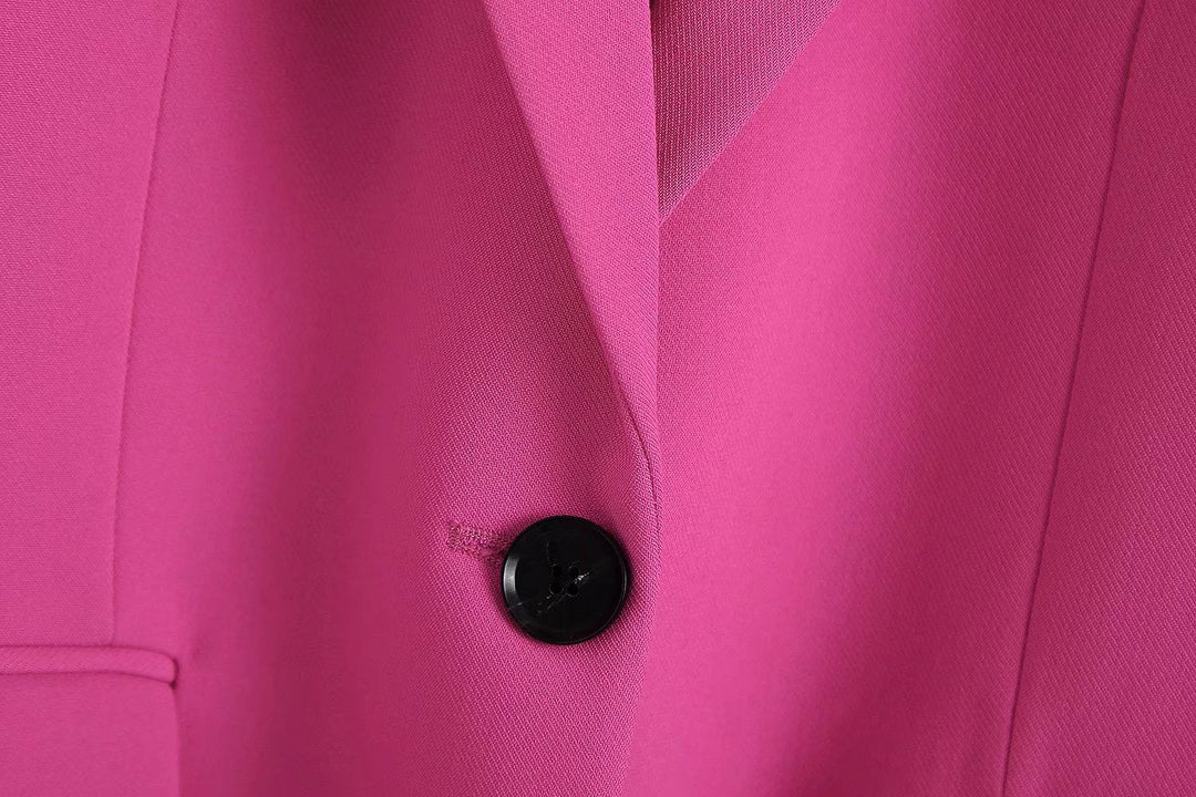 Look professionnel féminin: ensemble blazer pantalon rose, élégant et confortable pour le bureau.