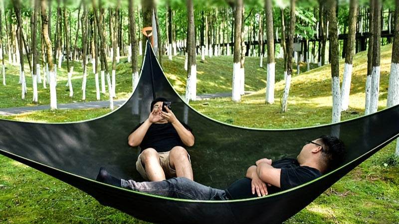 Hamac triangulaire spacieux en polyester pour 3 personnes, idéal camping et détente en extérieur. Robuste et portatif.