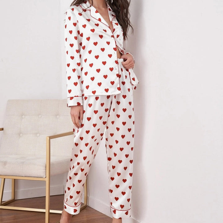 Pyjama femme blanc confortable avec motif cœur, idéal détente. Ensemble chemise-pantalon loungewear.