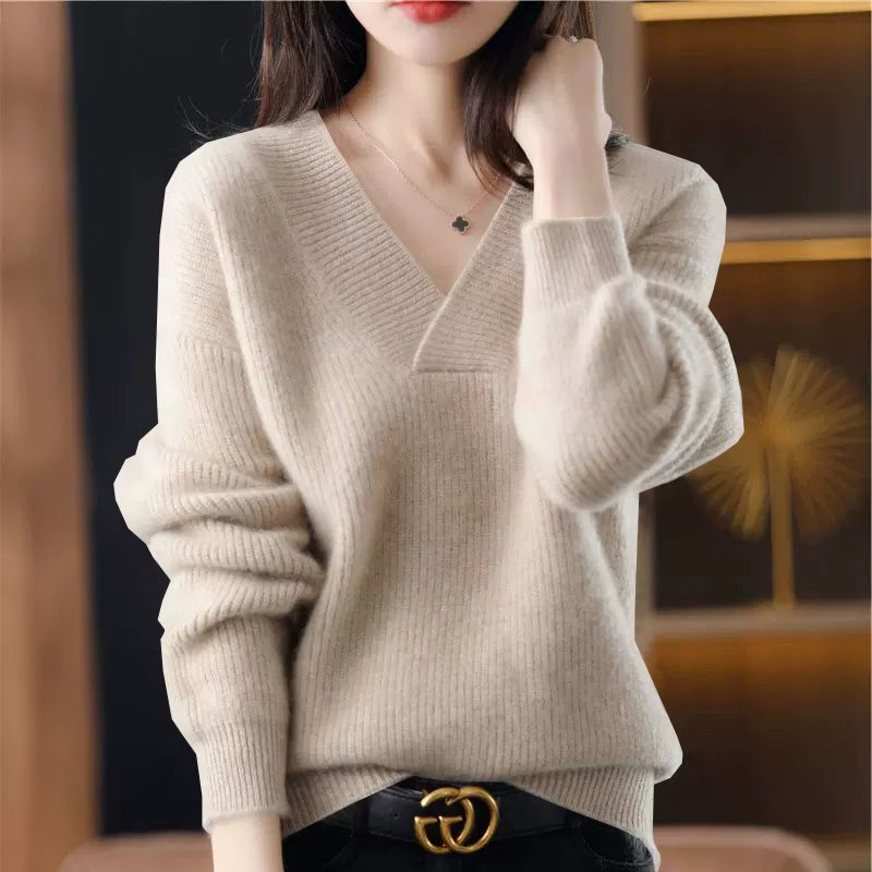 Pull femme élégant à col V, parfait pour un style décontracté et confortable en automne.