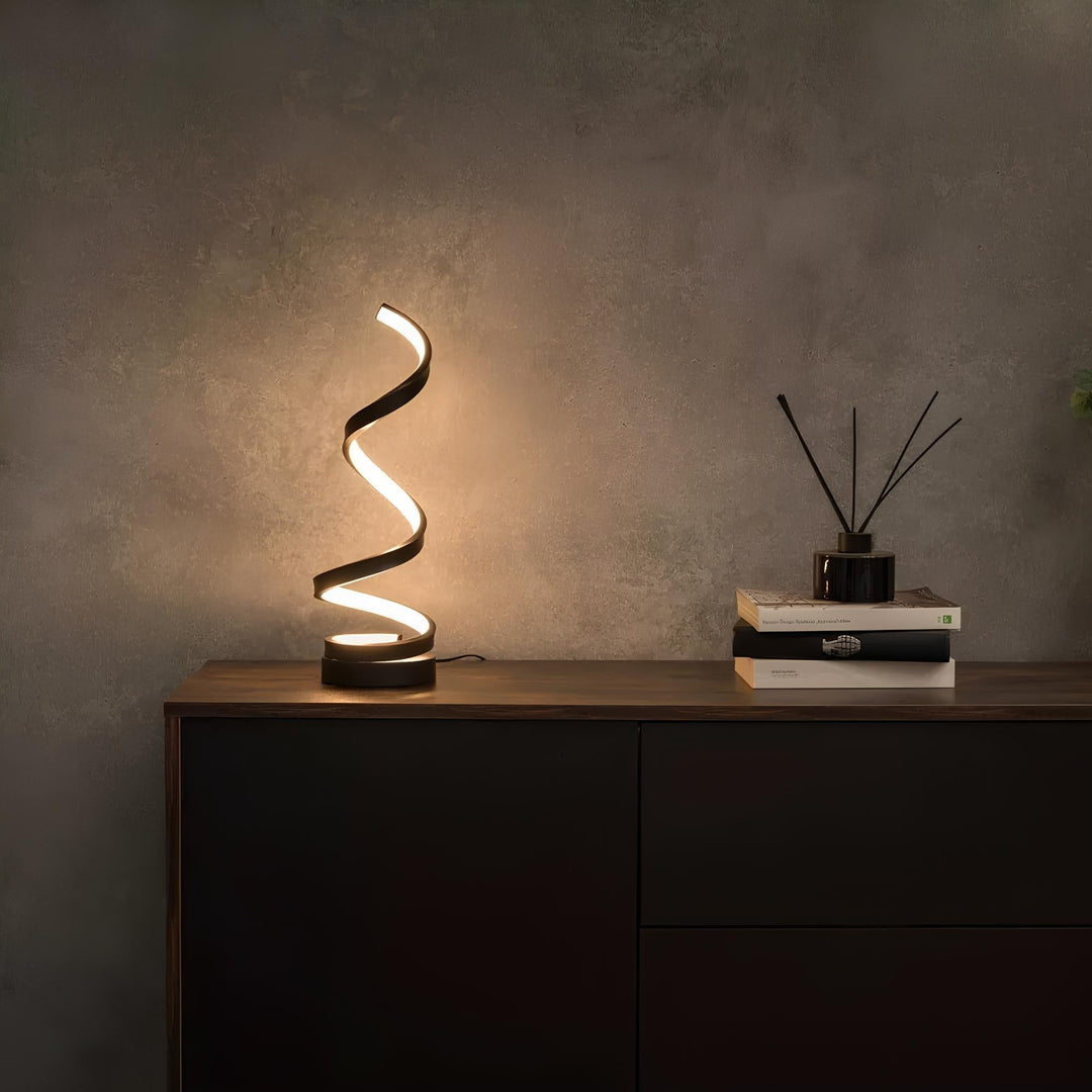 Lampe de bureau LED spiralée, sans fil et dimmable. Design moderne pour éclairage de travail ou ambiance.