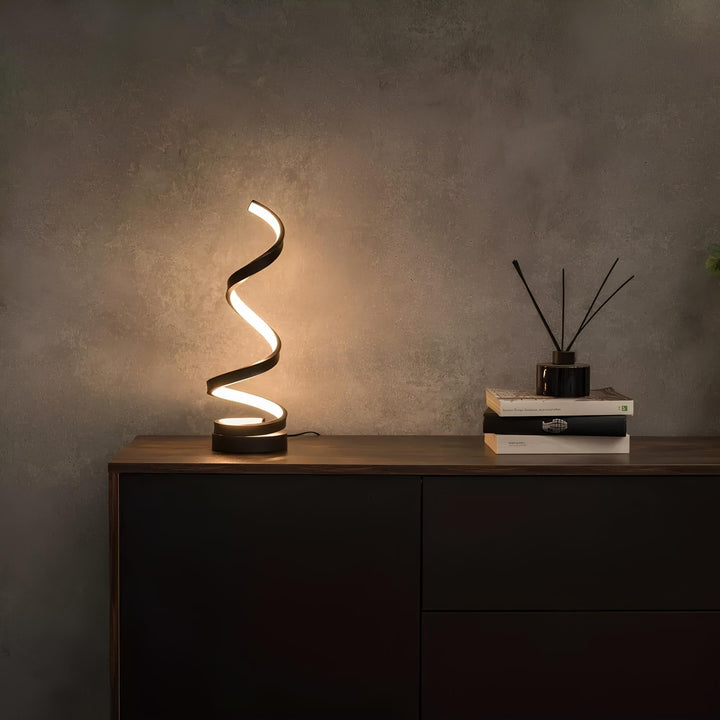 Lampe de bureau LED spiralée, sans fil et dimmable. Design moderne pour éclairage de travail ou ambiance.