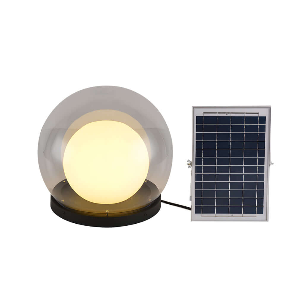 Lampe de jardin LED sur terrasse. Éclairage élégant, parfait pour les soirées extérieures et la décoration.